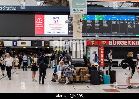 Londres, Royaume-Uni. 27th juillet 2022. Les passagers attendent des trains à la gare de Victoria alors que les cheminots font une promenade de 24 heures. Plus de 40 000 travailleurs de 14 compagnies ferroviaires et de Network Rail participent à l'action industrielle, appelée par le RMT (Syndicat national des travailleurs des chemins de fer, des Maritimes et des Transports), dans le cadre d'un conflit permanent sur la rémunération, les emplois et les conditions à la suite de trois jours de grève en juin. Crédit: Wiktor Szymanowicz/Alamy Live News Banque D'Images