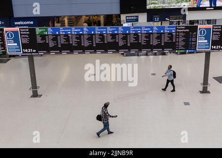 Londres, Royaume-Uni. 27th juillet 2022. Les passagers traversent le hall de la gare de Waterloo pendant que les cheminots effectuent une promenade de 24 heures. Plus de 40 000 travailleurs de 14 compagnies ferroviaires et de Network Rail participent à l'action industrielle, appelée par le RMT (Syndicat national des travailleurs des chemins de fer, des Maritimes et des Transports), dans le cadre d'un conflit permanent sur la rémunération, les emplois et les conditions à la suite de trois jours de grève en juin. Crédit: Wiktor Szymanowicz/Alamy Live News Banque D'Images