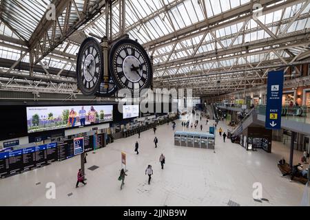 Londres, Royaume-Uni. 27th juillet 2022. Les passagers traversent le hall de la gare de Waterloo pendant que les cheminots effectuent une promenade de 24 heures. Plus de 40 000 travailleurs de 14 compagnies ferroviaires et de Network Rail participent à l'action industrielle, appelée par le RMT (Syndicat national des travailleurs des chemins de fer, des Maritimes et des Transports), dans le cadre d'un conflit permanent sur la rémunération, les emplois et les conditions à la suite de trois jours de grève en juin. Crédit: Wiktor Szymanowicz/Alamy Live News Banque D'Images