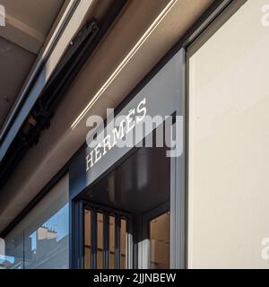 Façade du MAGASIN HERMES avec logo et signalisation. Banque D'Images