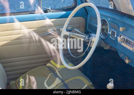 Le magnifique intérieur d'une voiture Volkswagen Beetle bleu rétro dans la rue de Bruxelles Banque D'Images