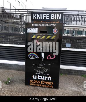 Un casier à couteaux dans la rue à l'extérieur du poste de police de Chelmsford dans l'Essex, pour la mise au rebut des couteaux Banque D'Images