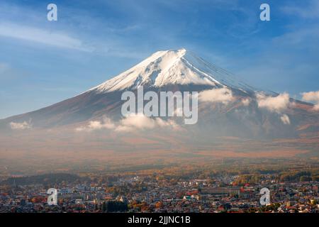 Mt. Le Fuji domine Fujiyoshida, au Japon, en automne. Banque D'Images