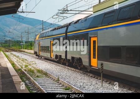 Train à impériale passant par la gare en Italie. Banque D'Images