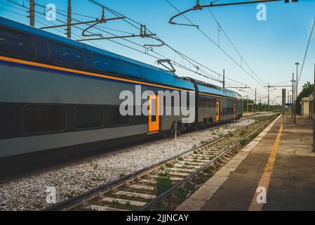 Train à impériale passant par la gare en Italie. Banque D'Images