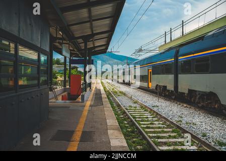 Train à impériale passant par la gare en Italie. Banque D'Images