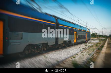 Train à impériale passant par la gare en Italie. Banque D'Images