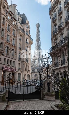 Un cliché vertical de la vue sur la Tour Eiffel depuis un petit parc de Paris, France Banque D'Images