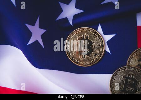 Bitcoins aux États-Unis. Interdiction des crypto-monnaies aux États-Unis. La croissance du taux de change. Drapeau américain et bitcoin. Banque D'Images