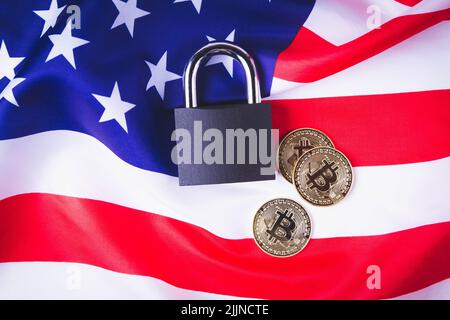 Bitcoins aux États-Unis. Interdiction des crypto-monnaies aux États-Unis. La croissance du taux de change. Drapeau américain et bitcoin. Banque D'Images