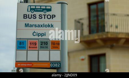 Un gros plan d'un panneau d'arrêt de bus dans la rue Marsaxlokk, Malte Banque D'Images