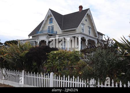 Une maison fonctionne comme un bed and breakfast dans la ville de Mendocino, Californie, Etats-Unis Banque D'Images