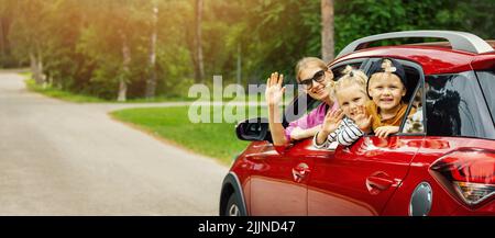 voyage en famille. mère avec enfants en agitant hors de la fenêtre de la voiture. bannière avec espace de copie Banque D'Images