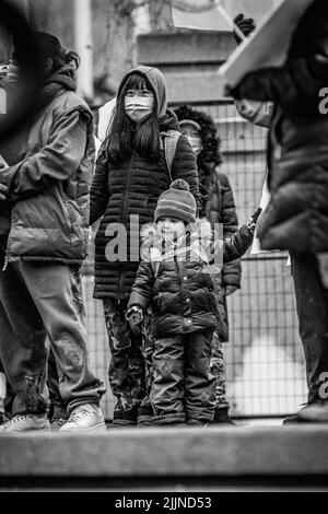 Une mère asiatique et sa fille participent à une manifestation pacifique Banque D'Images