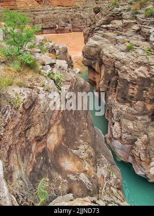 Une photo verticale de la rivière qui traverse le canyon Banque D'Images