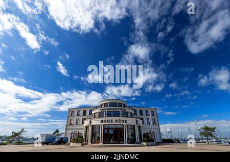 Rostock, Allemagne. 27th juillet 2022. L'un des bâtiments du complexe hôtelier 'Yachthafenresidenz Hohe Düne' se trouve directement sur le Seekanal. Dans le procès sur une éventuelle fraude à la subvention de millions de personnes lors de la construction du Rostock Yachthafen-Residenz, la Cour fédérale de Justice (BGH) de Karlsruhe annoncera son verdict sur 28 juillet 2022. Le bureau du procureur de Rostock accuse l'entrepreneur per Harald Lökkevik de diviser illégalement le complexe hôtelier en deux entreprises au début de 2000s. Credit: Jens Büttner/dpa/Alay Live News Banque D'Images