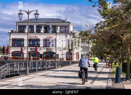 Rostock, Allemagne. 27th juillet 2022. L'un des bâtiments du complexe hôtelier 'Yachthafenresidenz Hohe Düne' se trouve directement sur le Seekanal. Dans le procès sur une éventuelle fraude à la subvention de millions de personnes lors de la construction du Rostock Yachthafen-Residenz, la Cour fédérale de Justice (BGH) de Karlsruhe annoncera son verdict sur 28 juillet 2022. Le bureau du procureur de Rostock accuse l'entrepreneur per Harald Lökkevik de diviser illégalement le complexe hôtelier en deux entreprises au début de 2000s. Credit: Jens Büttner/dpa/Alay Live News Banque D'Images