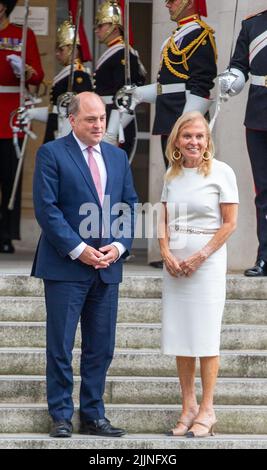 Londres, Angleterre, Royaume-Uni. 27th juillet 2022. Le Secrétaire d'État à la Défense BEN WALLACE souhaite la bienvenue à L'Ambassadeur des États-Unis à Londres, JANE HARTLEY, au ministère de la Défense. (Image de crédit : © Tayfun Salci/ZUMA Press Wire) Banque D'Images