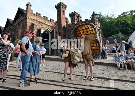 Les stars de la télévision du programme Channel four « Surviving the Stone Age » Naomi et Dan Walmsley au relais Queen's Baton en passant par Ironbridge. Banque D'Images