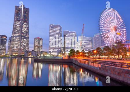 Yokohama, Japon un paysage urbain moderne de haute élévation à Minato-mirai la nuit. Banque D'Images