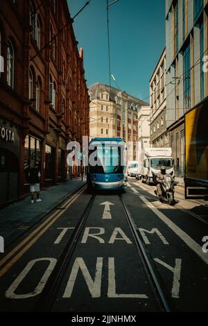 BIRMINGHAM, ROYAUME-UNI - 18 JUILLET 2022. Un tramway du métro West Midlands qui longe les rues du centre-ville de Birmingham avec un seul signal de tramway Banque D'Images