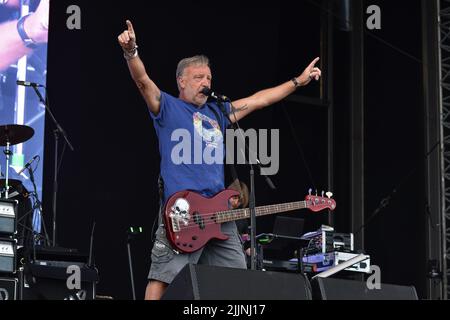 Peter Hook de Peter Hook et The Light se présentant en concert, jour 1 du festival victorieux 2021 Banque D'Images