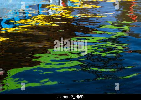Réflexions abstraites des bateaux couleur de la trajinera sur l'eau d'un canal à Xochimilco, dans la ville de Mexico Banque D'Images