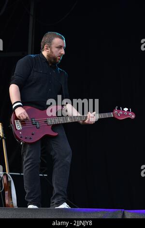 Jack Bates de Peter Hook et The Light se présentant sur scène en concert, jour 1 du festival victorieux 2021 Banque D'Images