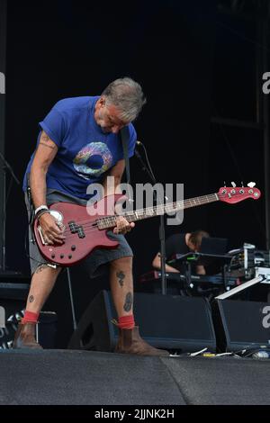 Peter Hook de Peter Hook et The Light se présentant en concert, jour 1 du festival victorieux 2021 Banque D'Images