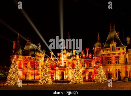 Une vue imprenable sur le manoir historique de Waddesdon la nuit illuminée par des lumières de Noël et d'hiver Banque D'Images