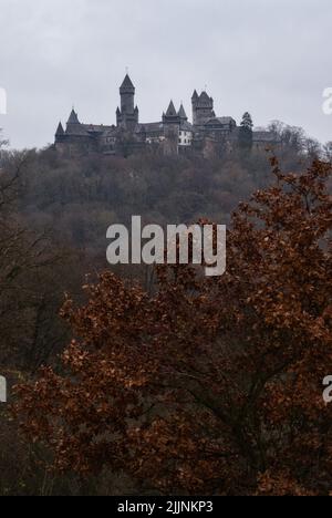 Braunfels, Allemagne - 9 décembre 2020: Braunfels, un château médiéval sur une colline de roche de basalte au-dessus de la vallée de Lahn par un jour d'automne nuageux. Banque D'Images