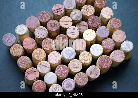 Vue de dessus des bouchons à vin disposés en forme de carré Banque D'Images