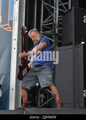 Peter Hook de Peter Hook et The Light se présentant en concert, jour 1 du festival victorieux 2021 Banque D'Images