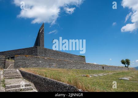 Le cimetière militaire allemand du Futa en Italie sous le ciel bleu nuageux Banque D'Images