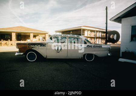 Une exposition de voitures d'époque à l'extérieur du Midpoint Cafe, au milieu de la route 66 au Texas Banque D'Images