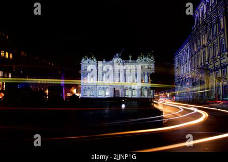 Un long cliché d'un hôtel de ville de Lyon la nuit, en France Banque D'Images