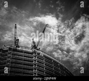 Photo en bas angle d'un bâtiment en construction en niveaux de gris Banque D'Images