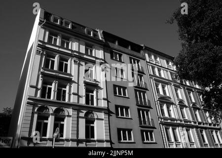 Une échelle de gris d'un nouveau bâtiment résidentiel sur un matin ensoleillé Banque D'Images