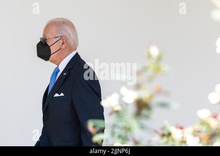 Washington, États-Unis. 27th juillet 2022. Le président américain Joe Biden est vu dans la roseraie à la Maison Blanche à Washington, DC, aux États-Unis, on 27 juillet 2022. Biden a fait la première apparition en personne à la Maison Blanche mercredi après avoir testé négatif pour COVID-19. Crédit : Aaron Schwartz/Xinhua/Alay Live News Banque D'Images