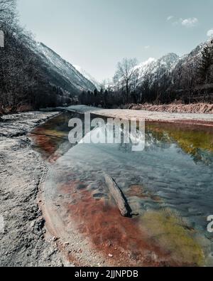 Une photo verticale d'un paysage magnifique dans les montagnes autrichiennes Banque D'Images