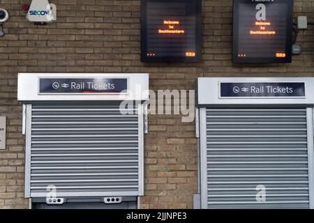 Londres, Royaume-Uni, 27th juillet 2022. La gare du sud-est de Lewisham est fermée car plus de 40 000 membres du syndicat RMT travaillant chez les opérateurs ferroviaires de Network Rail among14 sont en grève aujourd'hui dans tout le Royaume-Uni. Crédit : glosszoom/Alamy Live News Banque D'Images