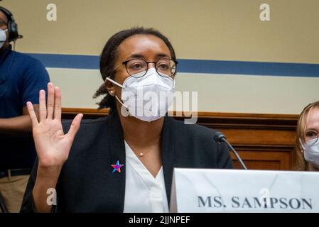 Washington, États-Unis d'Amérique. 27th juillet 2022. Kelly Sampson, avocate-conseil et directrice de la justice raciale Brady: United Against Gun violence, reste assise pendant qu'elle est assermentée lors d'une audience de la Commission de surveillance et de réforme de la Chambre des représentants intitulée "examen des pratiques et des bénéfices des fabricants d'armes à feu" dans le bâtiment de bureaux de Rayburn House à Washington, DC, 27 juillet 2022. Crédit: Rod Lamkey/CNP/Sipa USA crédit: SIPA USA/Alay Live News Banque D'Images