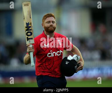 Jonny Bairstow, en Angleterre, reconnaît la foule après qu'il a été congédié lors du premier match de Vitality IT20 au Seat unique Stadium, Bristol. Date de la photo: Mercredi 27 juillet 2022. Banque D'Images