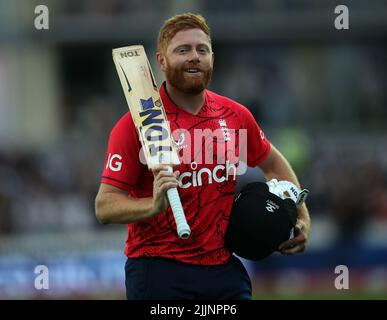 Jonny Bairstow, en Angleterre, reconnaît la foule après qu'il a été congédié lors du premier match de Vitality IT20 au Seat unique Stadium, Bristol. Date de la photo: Mercredi 27 juillet 2022. Banque D'Images