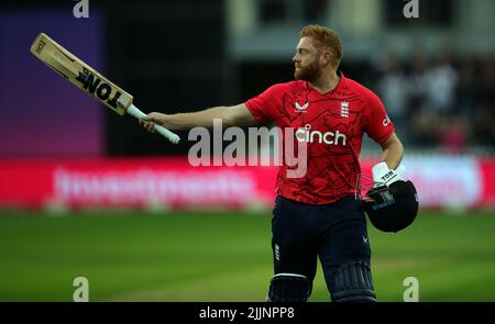 Jonny Bairstow, en Angleterre, reconnaît la foule après qu'il a été congédié lors du premier match de Vitality IT20 au Seat unique Stadium, Bristol. Date de la photo: Mercredi 27 juillet 2022. Banque D'Images