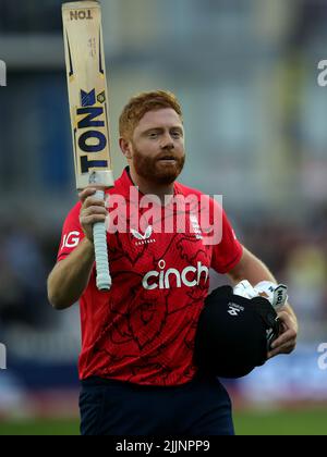 Jonny Bairstow, en Angleterre, reconnaît la foule après qu'il a été congédié lors du premier match de Vitality IT20 au Seat unique Stadium, Bristol. Date de la photo: Mercredi 27 juillet 2022. Banque D'Images