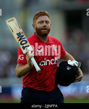 Jonny Bairstow, en Angleterre, reconnaît la foule après qu'il a été congédié lors du premier match de Vitality IT20 au Seat unique Stadium, Bristol. Date de la photo: Mercredi 27 juillet 2022. Banque D'Images