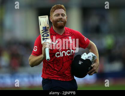 Jonny Bairstow, en Angleterre, reconnaît la foule après qu'il a été congédié lors du premier match de Vitality IT20 au Seat unique Stadium, Bristol. Date de la photo: Mercredi 27 juillet 2022. Banque D'Images