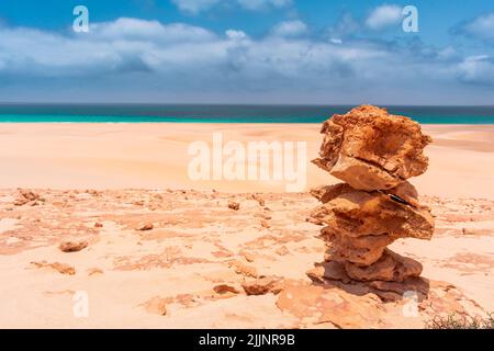 Un gros plan de rochers empilés sur la plage Banque D'Images
