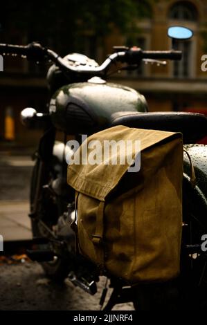 Gros plan des valises Royal Enfield 500 Classic dans la rue Banque D'Images